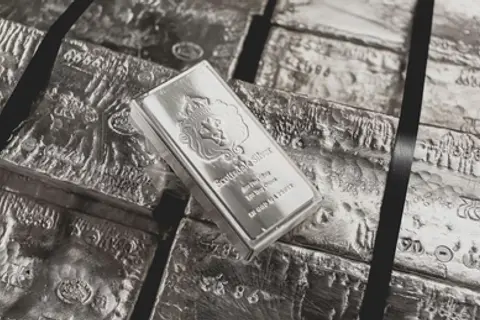 なぜ「守る資産」は金で、「使われる金属」は白銀なのか ？