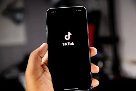 TikTokからApple Musicへ直行:15秒の「バズ」を「一生の曲」に変える新習慣