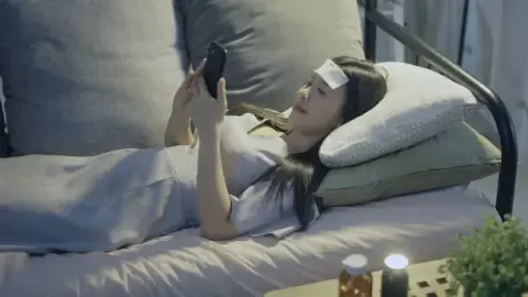 あなたの顔は、スマホの光で「焦げている」