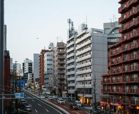 かつての繁栄が仇となる。商店街の「店付き住宅」が、なぜ相続の悩みの種になるのか。