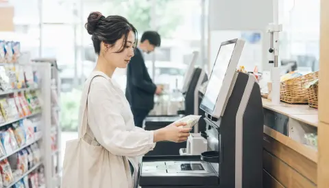 セブンや外食店で見える人手不足対応、サービス業の現場はどう変わるか
